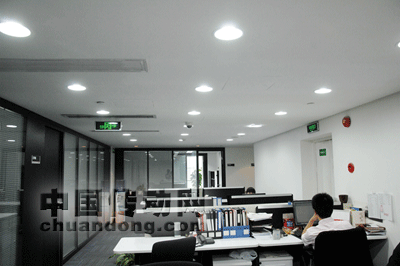 圖2：更換LED燈具后的辦公室， 亮度提高，保護(hù)視力并提升了工作效率。