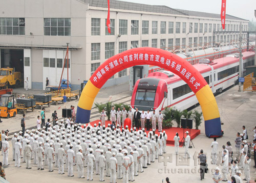 中國南車研制的首列出口格魯吉亞電動車組在南京啟運