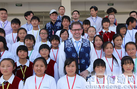 西門子 (中國)有限公司執行副總裁兼西門子東北亞工業業務領域總裁吳和樂博士活動后與學生合影