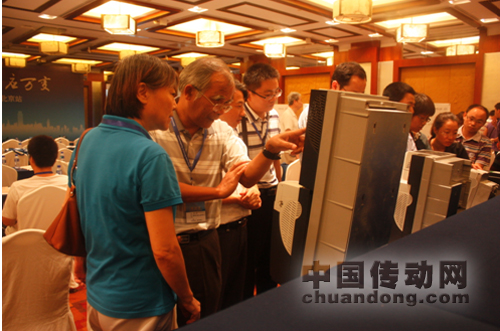 參會人員觀摩產品